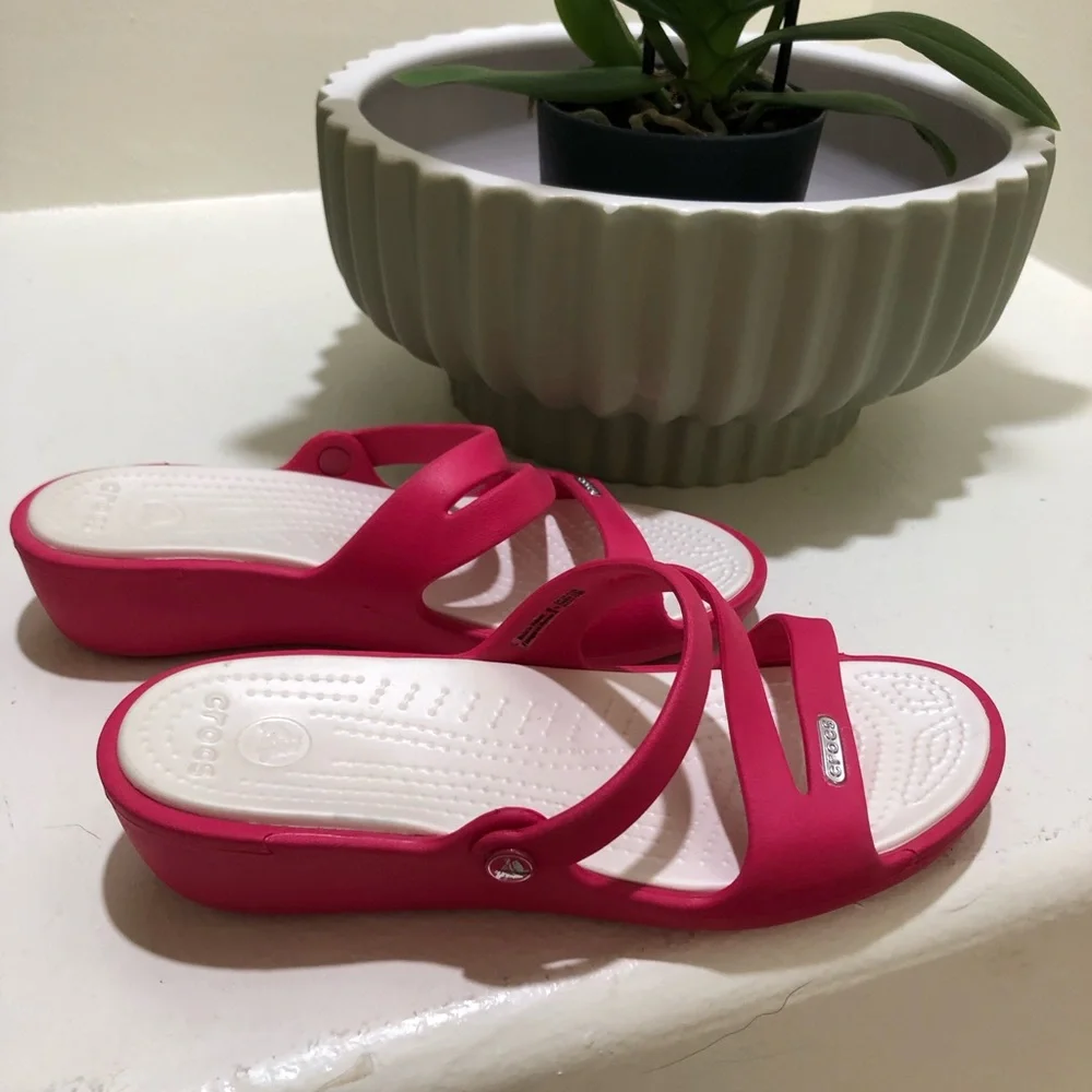 CROCS Patricia Wedge Sandals Vibrant Pink - Picture 2 of 6